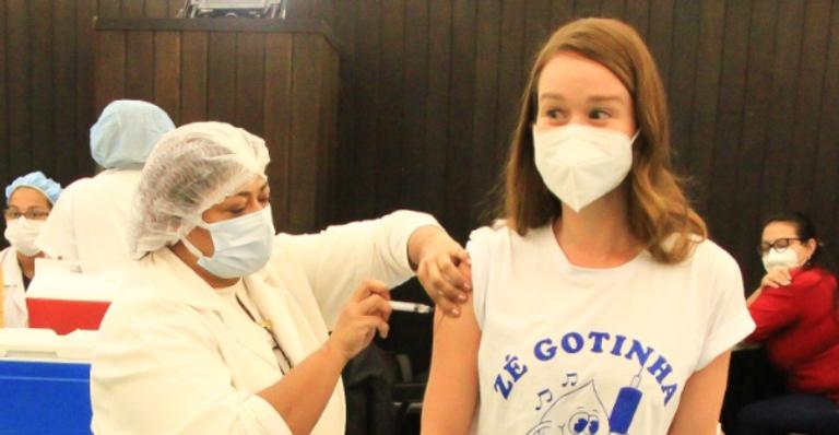 Aos 40 anos, Mariana Ximenes toma primeira dose da vacina contra covid-19 no Rio