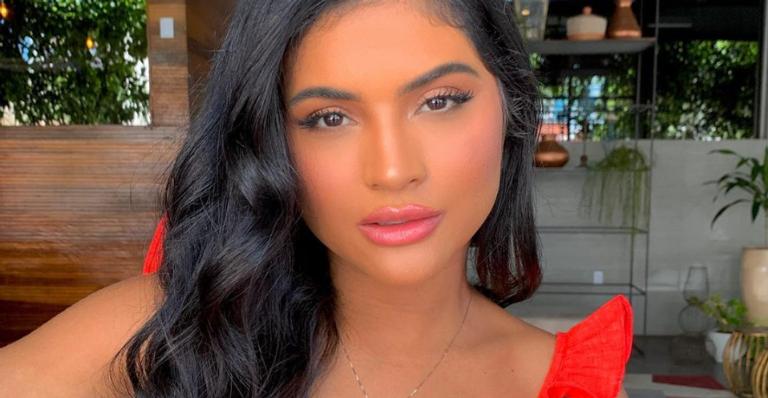No Maranhão, Mileide Mihaile esbanja corpão em piscina de resort luxuoso e eleva a temperatura