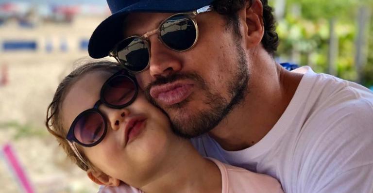 José Loreto aproveita dia na fazenda cavalgando com a filha e web elogia: ”Que lindos”
