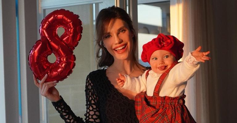 Com celebração intimista, Júlia Pereira comemora oito meses da filha, Suzanne