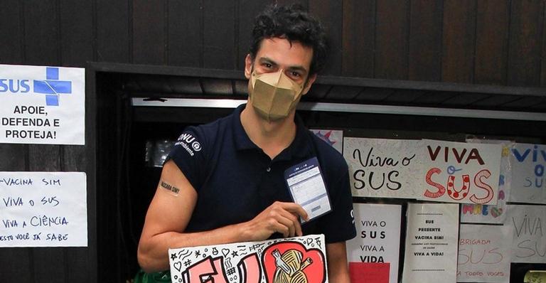 Mateus Solano é vacinado contra Covid-19 e fala do SUS: ”Precisa ser muito mais valorizado”