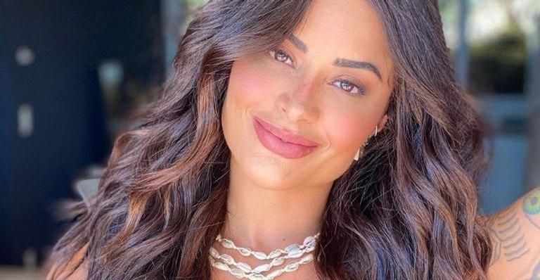 Aline Riscado aposta em fio dental e exibe bumbum perfeito na Bahia