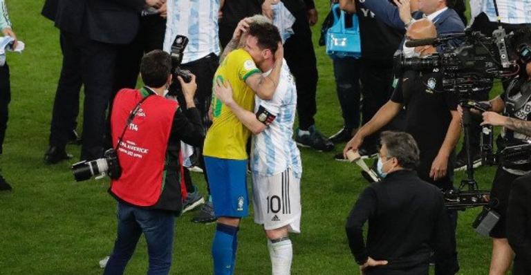 No Maracanã, Neymar Jr. chora após Brasil perder para a Argentina e é consolado por Messi