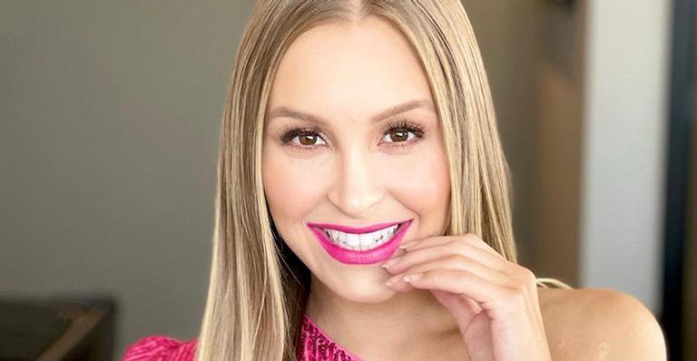 Sem sutiã, Carla Diaz escolhe look vermelho e beleza se destaca!