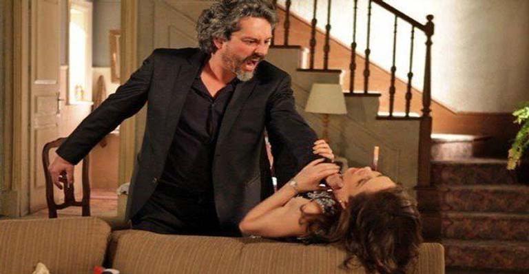 Cora agarra e beija o comendador José Alfredo em ‘Império’