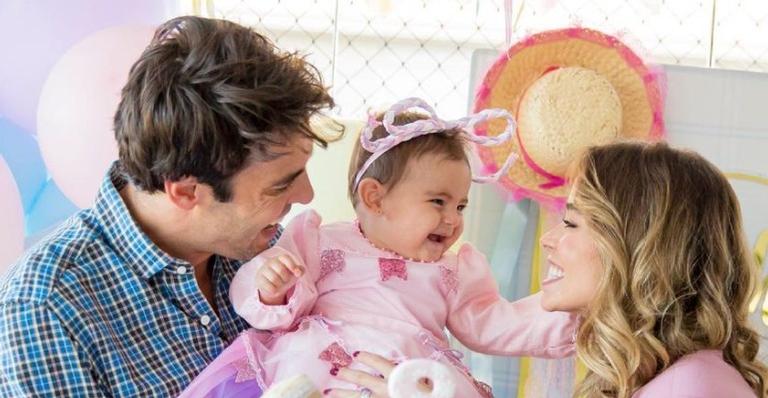 Carol Dias mostra detalhes da festinha de mêsversário de Esther: ”9 meses de muita alegria”
