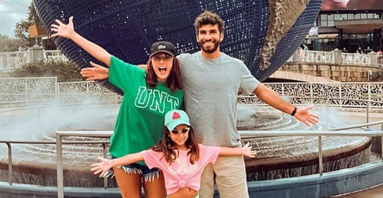 Deborah Secco surge com a família na Disney: ”Ver vocês sorrindo é o que mais me faz feliz”