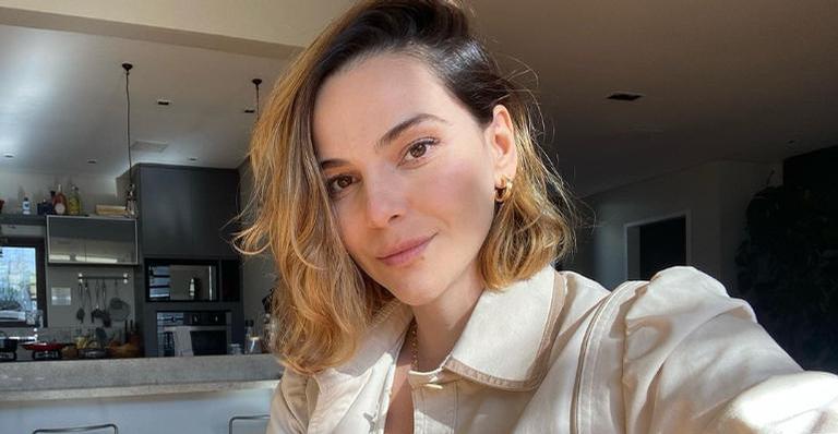 De maiô laranja, Tainá Müller surge renovando o bronzeado com o marido e o filho: ”Sol de domingo”
