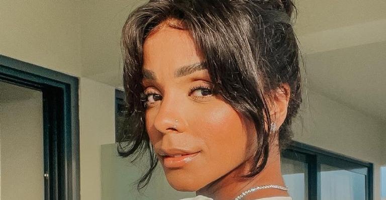 Brunna Gonçalves exibe curvas esculturais de maiô com decote quase até o umbigo: ”Um espetáculo”
