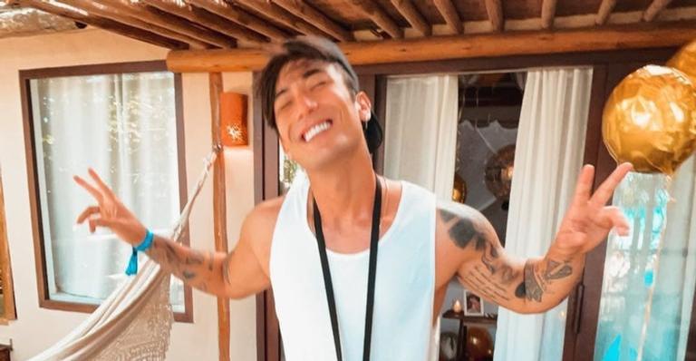 Descamisado, Daniel Caon exibe boa forma em clique paradisíaco na Bahia: ”Voz do mar”