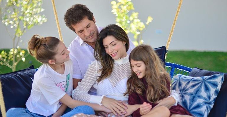 Ao lado da família, Daniel e Aline de Pádua revelam o sexo e nome do terceiro filho