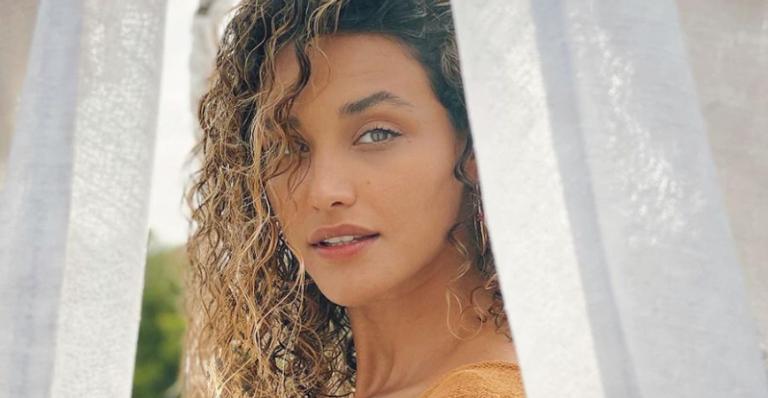 Débora Nascimento aproveita vista paradisíaca de Trancoso e fãs babam: ”Uma verdadeira diva”