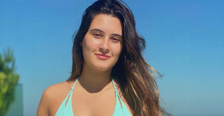 Sorridente, Beatriz Bonemer se derrete por um de seus cachorros de estimação: ”Ursinho”