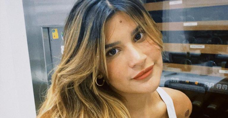 Giulia Costa surge coladinha com seu cãozinho em seu quarto: ”Flagra de segunda”