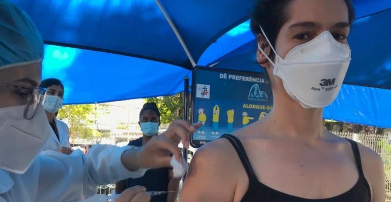 Grávida, Maria Flor se emociona ao receber vacina contra a Covid-19: ”Chorei”