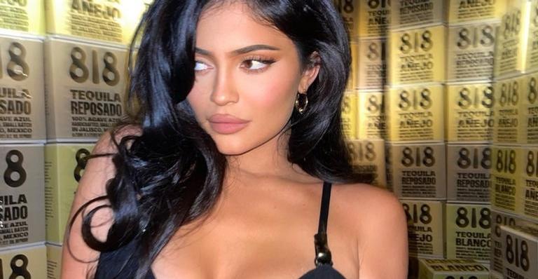 Em clique raro, Kylie Jenner aparece sem maquiagem e surpreende com beleza natural: ”Linda”