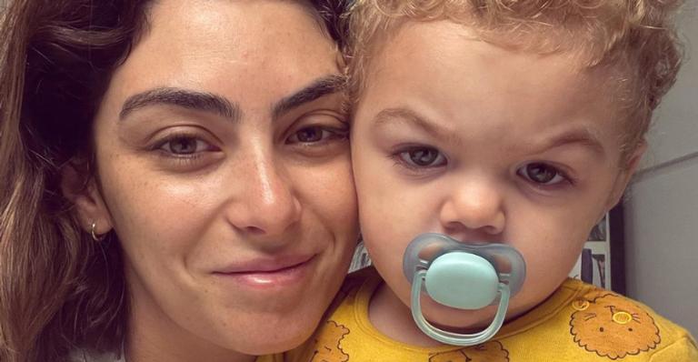 Mariana Uhlmann surge de dengo com o filho caçula, Vicente: ”Tinha alguém com saudade”