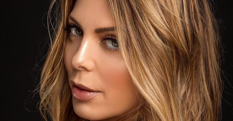 Sheila Mello renova o bronzeado com biquíni fininho e rouba a cena com pernões e barriga sarada