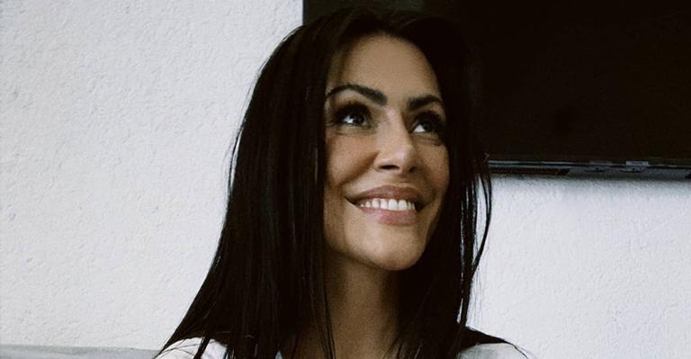 Aos 38 anos, Cleo é vacinada contra Covid-19: ”Vacina sim”