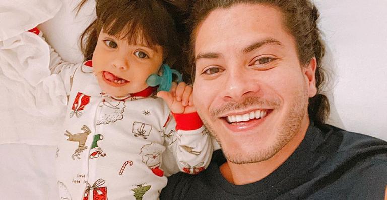 Arthur Aguiar registra a filha brincando com as bonecas e se derrete: ”Minha vida”
