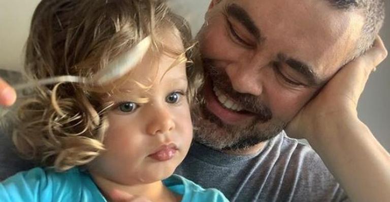Após declaração para família, Carmo Dalla Vecchia apresenta o seu filho, Pedro, e emociona