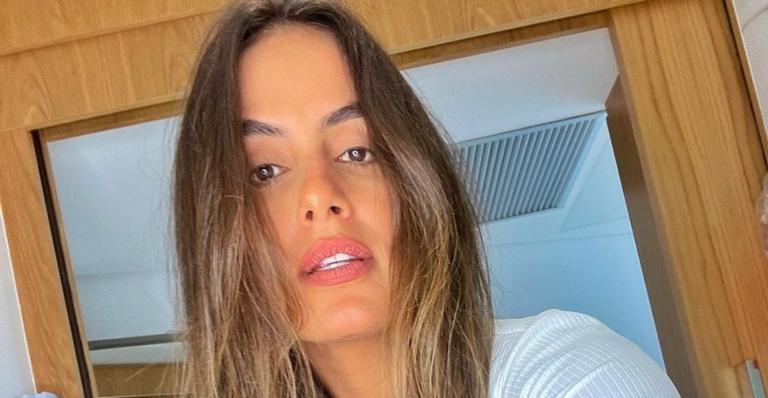 De lingerie branca, Carol Peixinho abre a calça e exibe corpaço com calcinha cavada: ”Deusa”