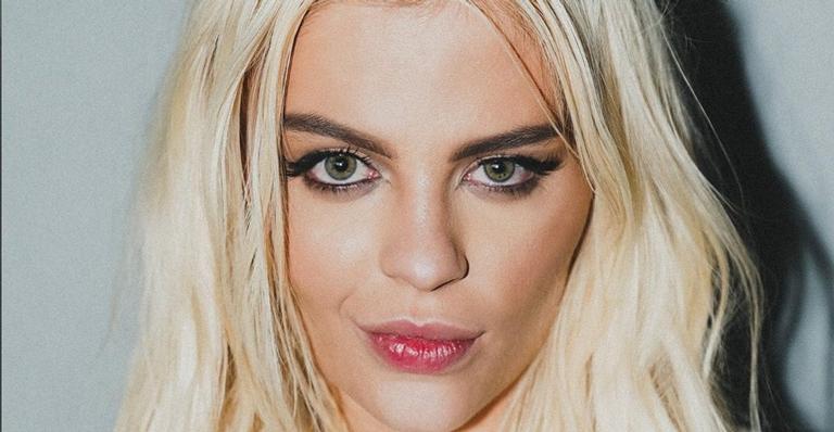 De topless, Luísa Sonza rebola muito ajoelhada na cama só com micro short: ”Um monumento”