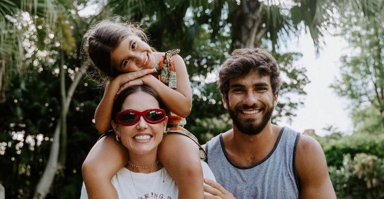Na Flórida, Deborah Secco e Hugo Moura curtem montanha-russa com Maria Flor: ”Amo demais”