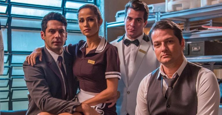 Elenco comemora a volta do roubo milionário que movimenta a novela ‘Pega Pega’