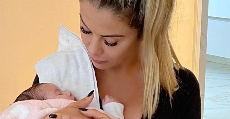 Após noite mal dormida, Poliana Rocha renova as energias com a neta, Maria Alice: ”Te amo!”