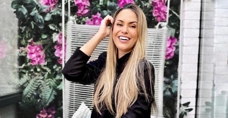 Sarah Andrade surge tomando café-da-manhã na piscina em viagem para Milagres