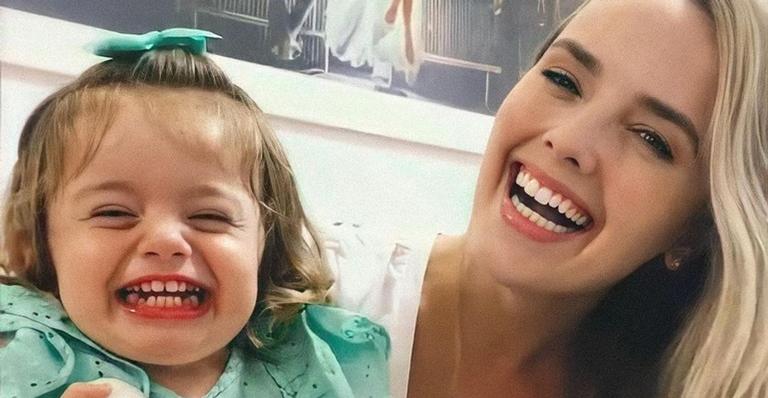Thaeme Mariôto exibe brincadeira da filha com o avô: ”Amo absurdamente”