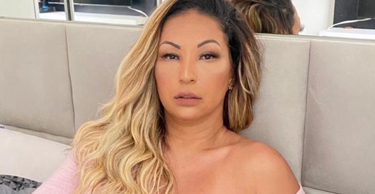 Valesca Popozuda dorme em estúdio de gravação e promete nova música: ”Vem presentinho para vocês”