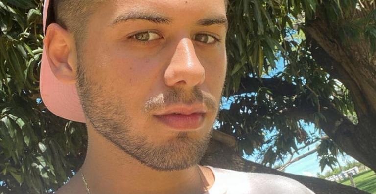 Zé Felipe encanta a web ao dividir clique encantador com a mãe e a filha: ”Lindos!”