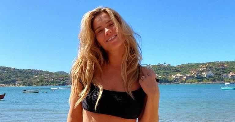 Carolina Dieckmann publica foto fazendo biquinho com o sol ao fundo e brinca: ”Beijos de luz”