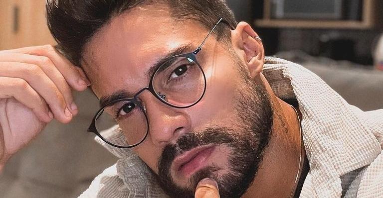 Bil Araújo abre o roupão, sensualiza no sofá e faz a temperatura subir: ”De banho tomado”