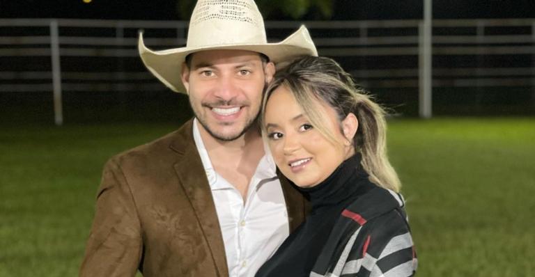 Caio Afiune dá beijão na esposa e faz declaração de amor: ”Aonde quer que eu vá, levo você”
