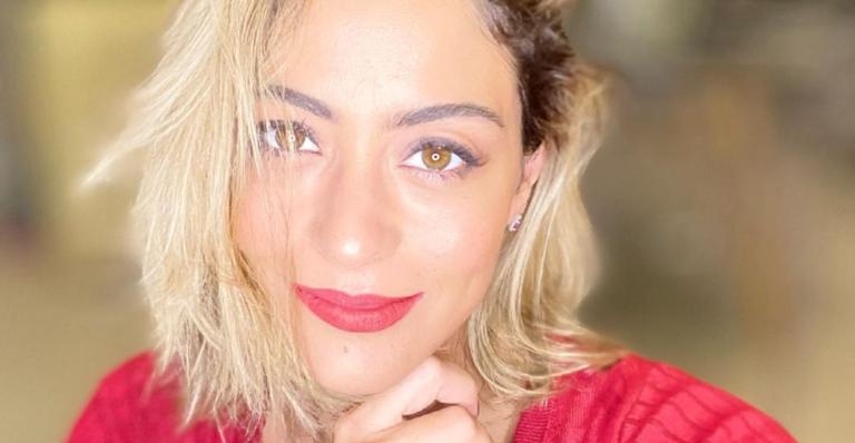 Carol Castro compartilha cliques curtindo dia ensolarado na praia