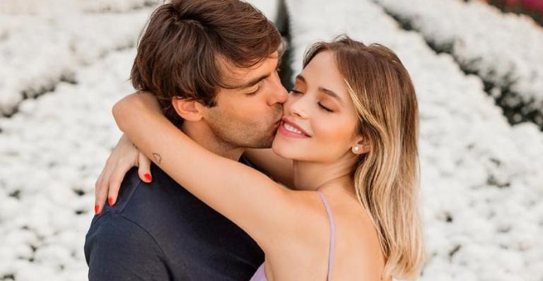 Carol Dias e Kaká dançam coladinhos nas redes sociais e encantam: ”Que casal lindo”