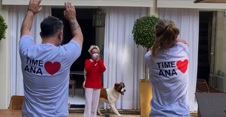 Ana Maria Braga recebe surpresa de amigos após completar 14 dias de isolamento
