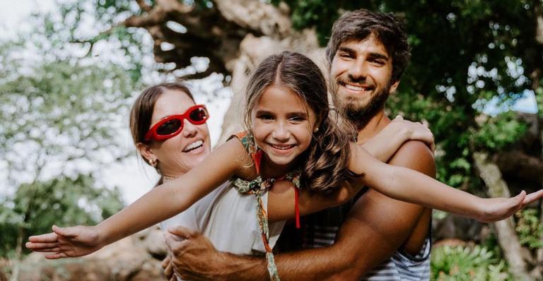 Deborah Secco posta sequência de cliques da família na Flórida e anuncia novo destino das férias