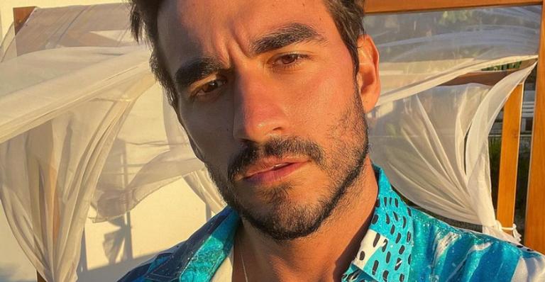 Sem camisa, Guilherme Napolitano toma banho de piscina durante viagem por Arraial do Cabo