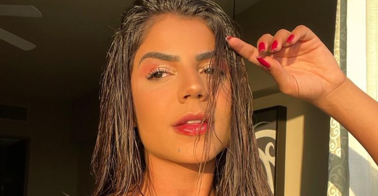 Hariany Almeida para tudo ao brilhar com look estampado
