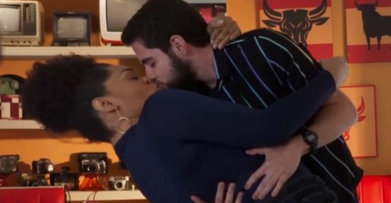 Juliana Alves comenta cena do beijo entre Renatinha e Catatau em ‘Salve-se Quem Puder’