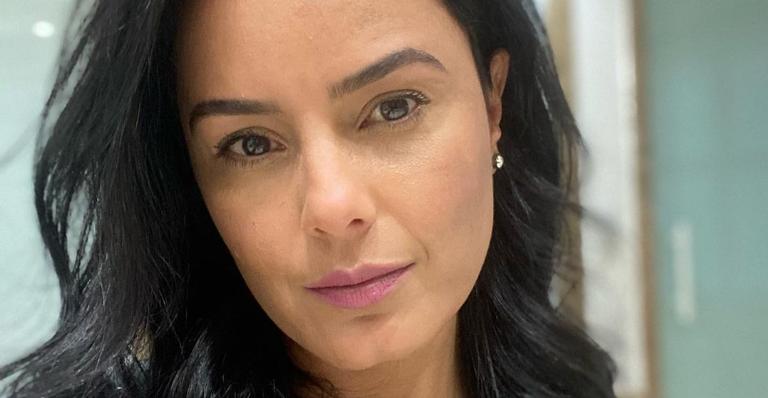 Luciele Di Camargo esbanja boa forma ao surgir com biquíni estiloso e fãs elogiam: ”Deusa!”