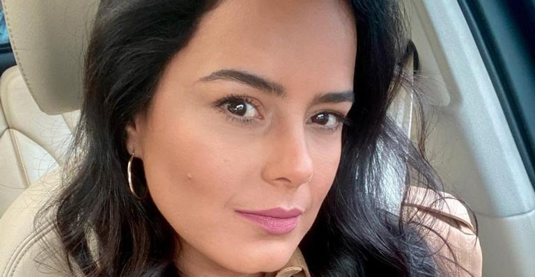 Em Trancoso, Luciele Di Camargo renova o bronzeado com biquíni fininho e para tudo com corpão