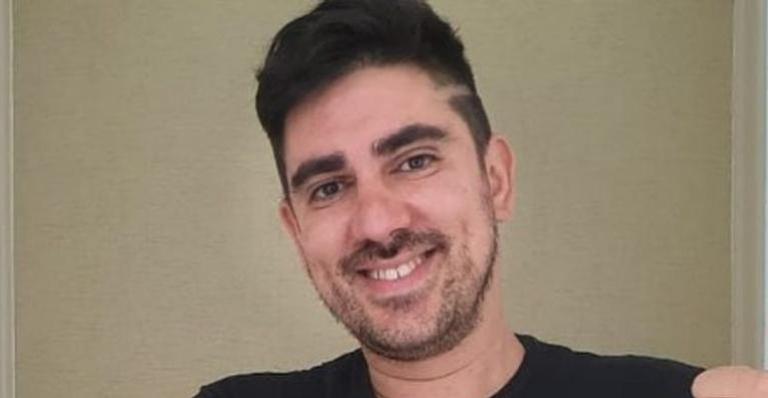 Marcelo Adnet toma primeira dose da vacina contra a Covid-19