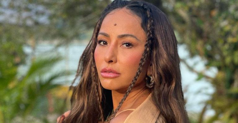 Sabrina Sato nada nua em rio e impressiona fãs: ”Beleza única”