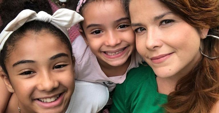 Samara Felippo usa capa de chuva para abraçar filhas com Covid-19: ”Emoção”