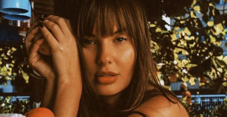 Com micro vestido, Thais Braz surge belíssima com look grifado e rouba a cena: ”Estilosa!”